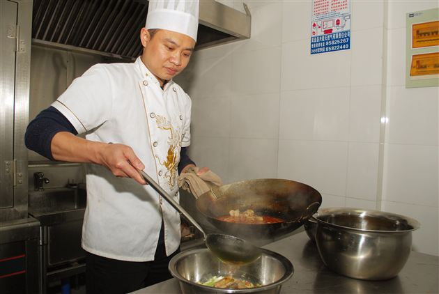 棠中外语学校实验幼稚园举行全园教职工保、教技能大比武