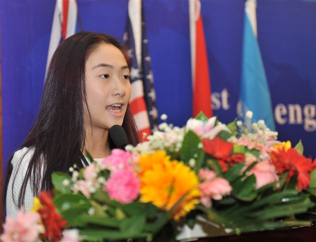 棠中外语学校模联大会秘书处秘书长黄颖珊发表讲话
