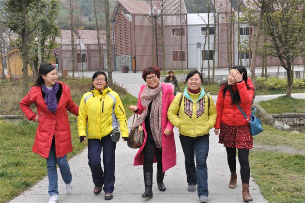 重走长征路 共谋新发展——记棠中外语学校初中支部党员组织生活