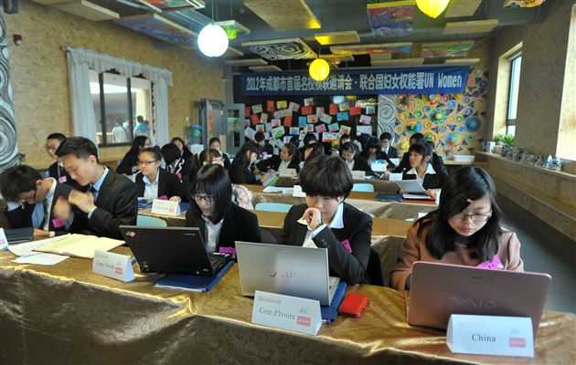 棠外主办的“2012年成都市名校中学生模拟联合国大会”讨论现场