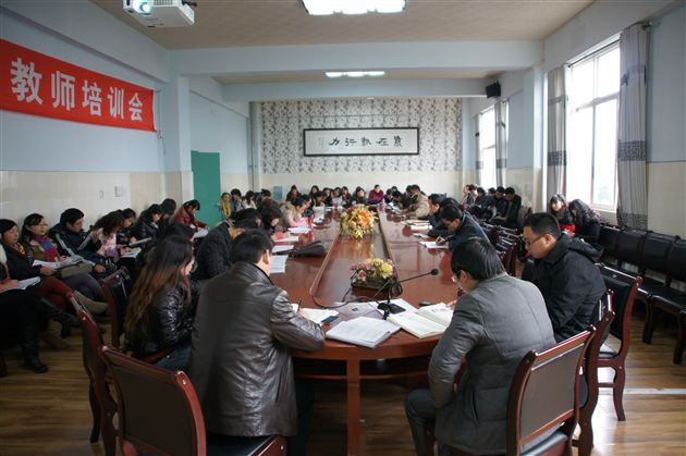 肯定成绩重鼓励 百家讲坛促成长——棠外初中部召开12月份班主任工作例会暨交流会