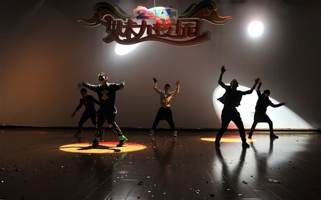 校园舞台青春联动 魅力棠外风采尽现——记棠中外语学校2013年新年文艺联欢晚会