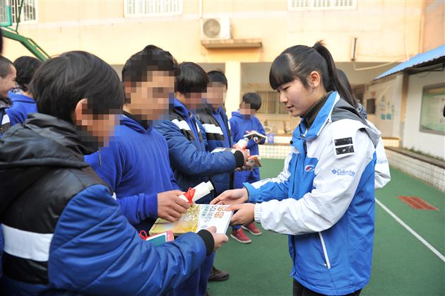 棠外师生与成都市未成年人救助保护中心开展主题志愿服务活动