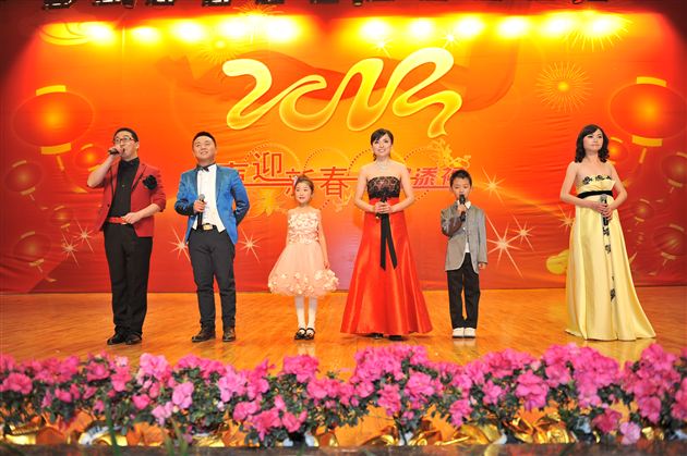 棠中外语学校隆重举行2013教职工新年联欢会