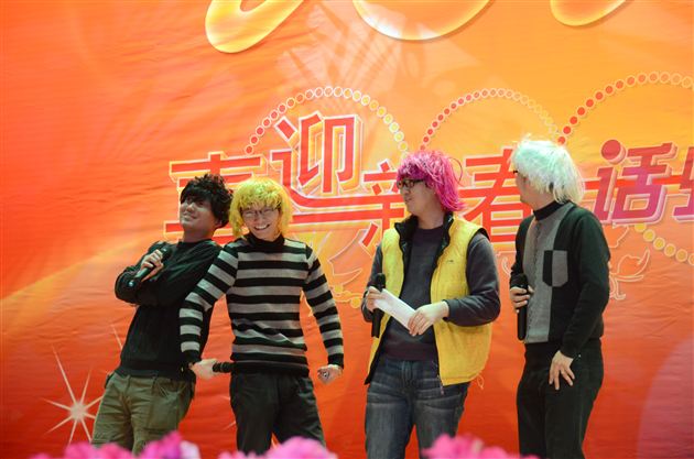 棠中外语学校隆重举行2013教职工新年联欢会