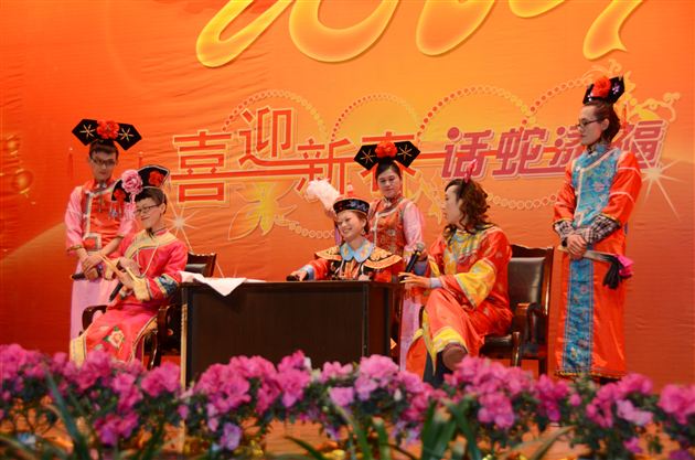 棠中外语学校隆重举行2013教职工新年联欢会