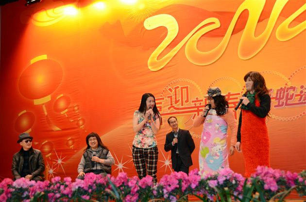 棠中外语学校隆重举行2013教职工新年联欢会