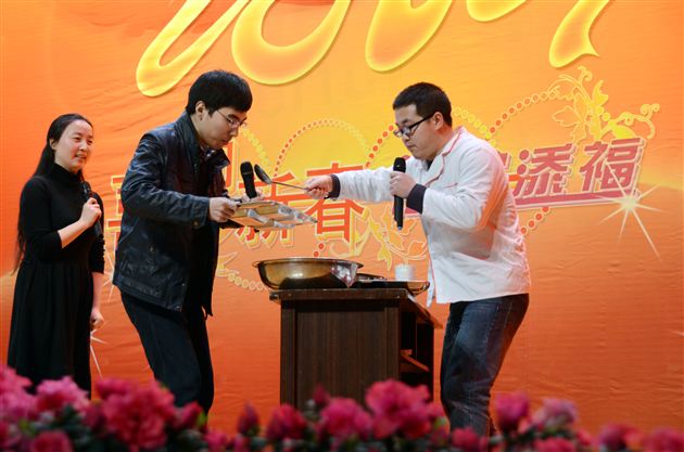棠中外语学校隆重举行2013教职工新年联欢会