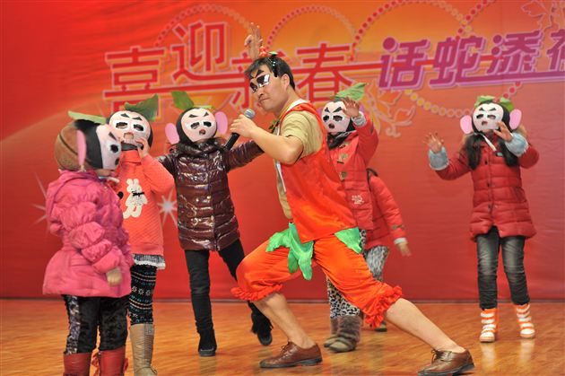 棠中外语学校隆重举行2013教职工新年联欢会