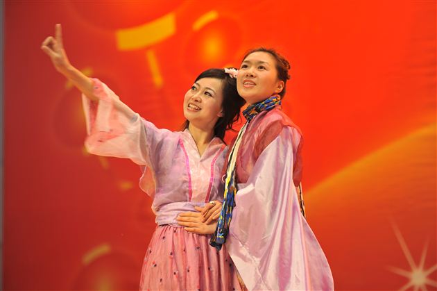 棠中外语学校隆重举行2013教职工新年联欢会