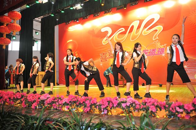 棠中外语学校隆重举行2013教职工新年联欢会