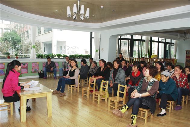 家园携手，提升教育合力——棠外实验幼稚园2013新学期中、大班家长会