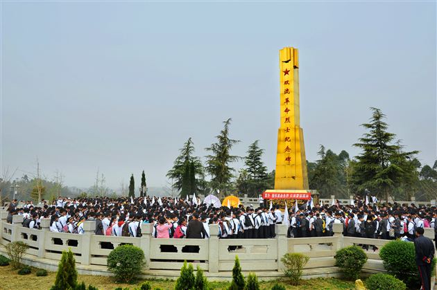 棠中外语学校初2012级“缅怀革命先烈，弘扬民族精神”社会实践活动