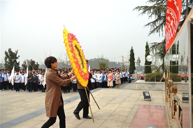 棠中外语学校初2012级“缅怀革命先烈，弘扬民族精神”社会实践活动