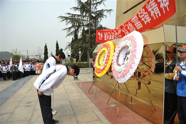 棠中外语学校初2012级“缅怀革命先烈，弘扬民族精神”社会实践活动