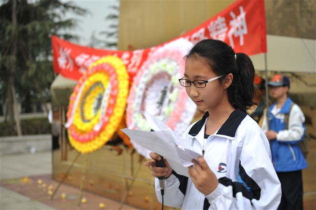 棠中外语学校初2012级“缅怀革命先烈，弘扬民族精神”社会实践活动