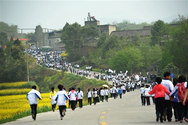 棠中外语学校初2012级“缅怀革命先烈，弘扬民族精神”社会实践活动