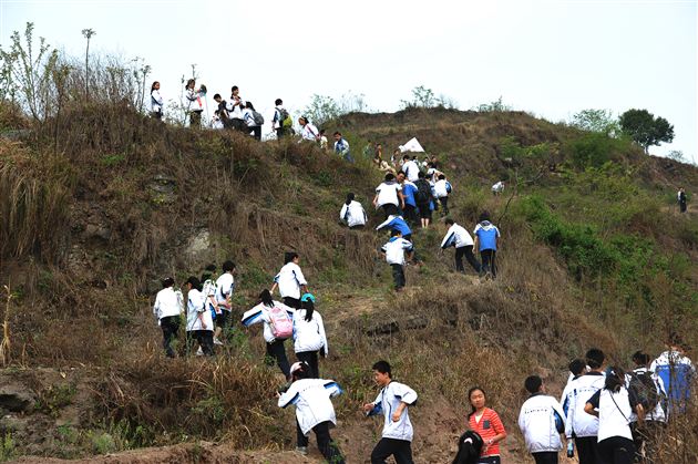 棠中外语学校初2012级“缅怀革命先烈，弘扬民族精神”社会实践活动