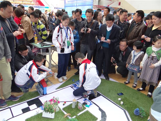 棠外附小学子现场做演示