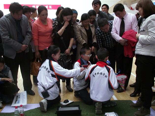 棠外附小学子为专家做讲解