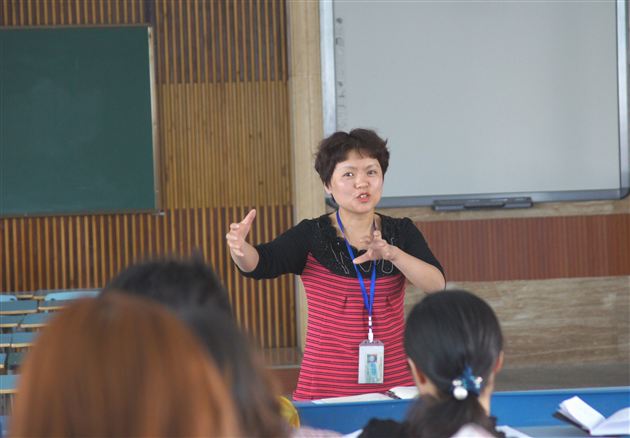 棠中外语学校初2011、2012级开展班会课研讨活动