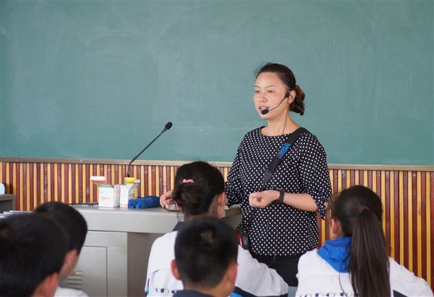 棠中外语学校初2011、2012级开展班会课研讨活动