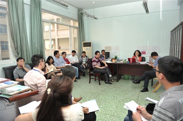 棠中外语学校高中部修身班会课研究室开展高2012级修身班会课研讨活动