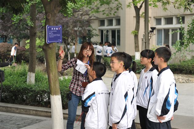 绿色妆点世界 行动美化校园——记棠外初2012级学生“校园植物游”活动