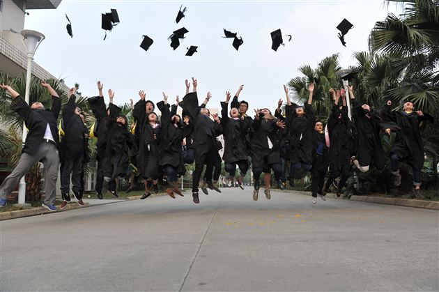 棠中外语学校隆重举行高2010级国际班毕业典礼