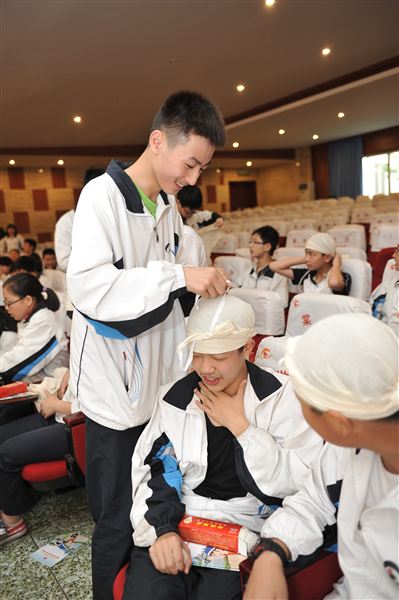 棠中外语学校修身社团“爱心救护社”开展创伤救护实践操作培训活动