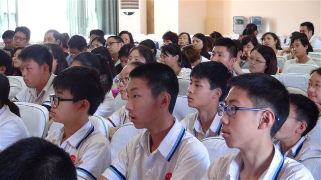 示范上“常态”  借班也精彩——记棠外省级课题组督导翠外修身班会课研讨活动