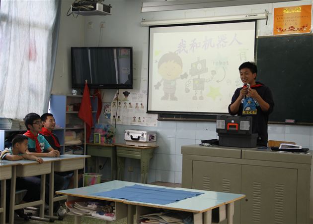我们与机器人的“约会”——记棠外附小一年级家长义工课堂
