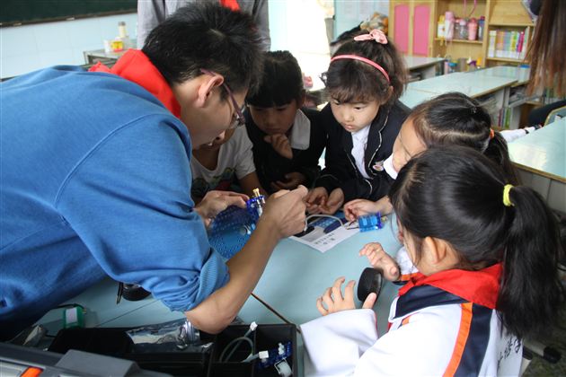 我们与机器人的“约会”——记棠外附小一年级家长义工课堂