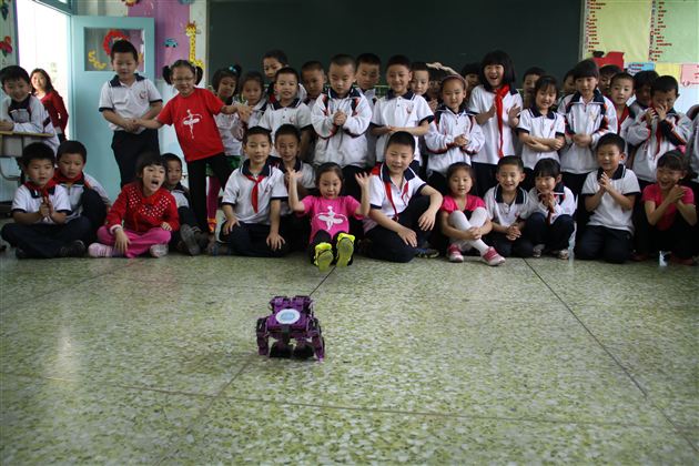 我们与机器人的“约会”——记棠外附小一年级家长义工课堂