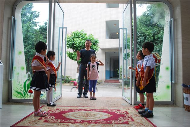 晨间的一道风景线——记棠外实验幼稚园礼仪教育