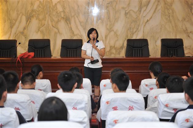 适时开展学生干部培训  尽力发挥学生自治潜能