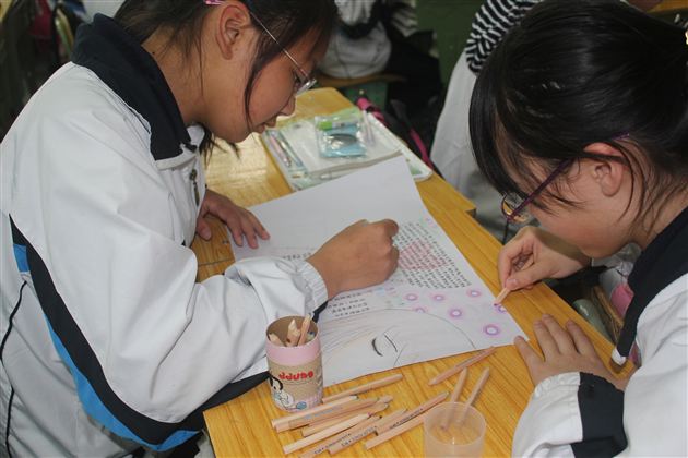 关注健康，关爱心灵——记棠中外语学校初2012级“5.25”心理手抄报比赛活动