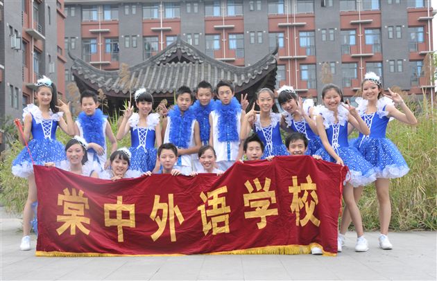 棠外啦啦操班参加“运动成都2013年成都市优秀体育后备人才系列选拔赛暨‘体彩杯’”获三项冠军