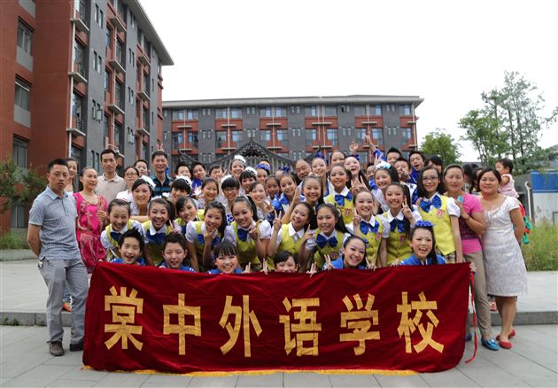 棠外啦啦操班参加“运动成都2013年成都市优秀体育后备人才系列选拔赛暨‘体彩杯’”获三项冠军