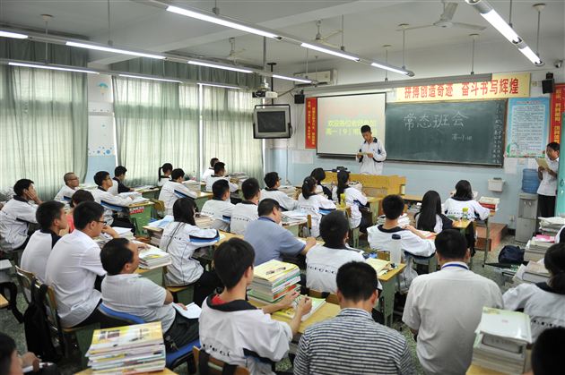 棠外开展高2012级修身班会课研讨活动