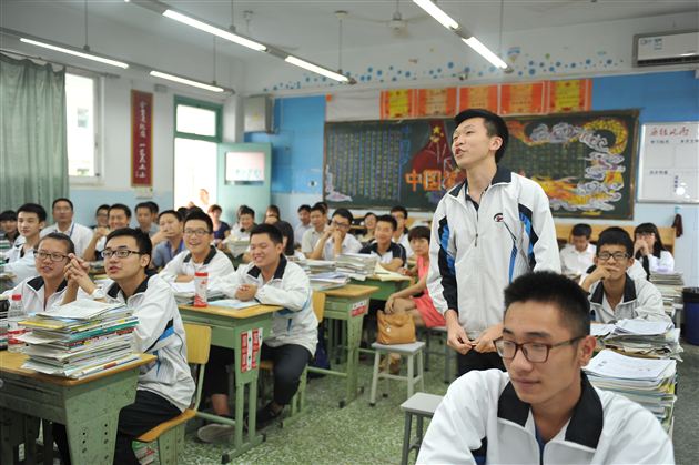 棠外开展高2012级修身班会课研讨活动