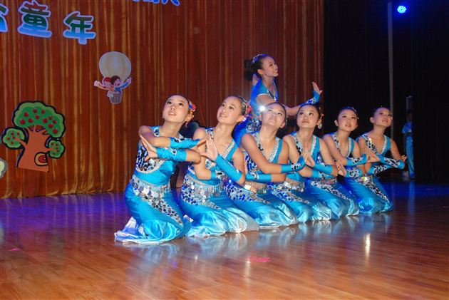 惜别母校  追逐新的梦想——棠外附小隆重举行2013届毕业典礼