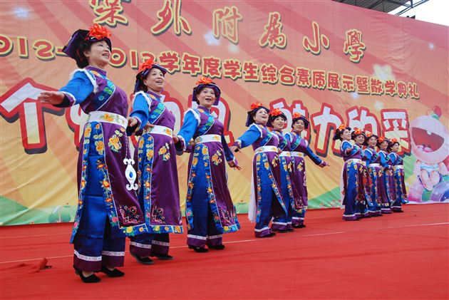 棠外附小隆重举行2012-2013学年度下期学生综合素质展示活动暨散学典礼
