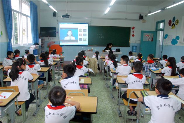 乘着梦想的翅膀——棠外附小组织师生认真收看《开学第一课》