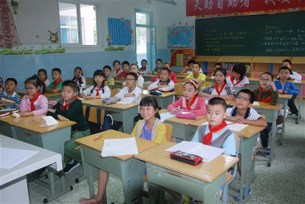 乘着梦想的翅膀——棠外附小组织师生认真收看《开学第一课》