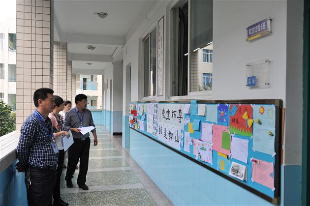 彰显班级特色 丰富校园文化——记棠外初2013级班级文化墙评选活动