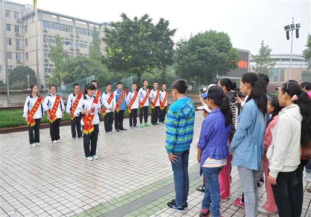潇潇烟雨  浓浓深情——甘孜巴塘师生到棠外参观学习 