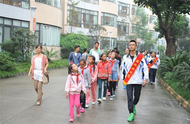 潇潇烟雨  浓浓深情——甘孜巴塘师生到棠外参观学习 