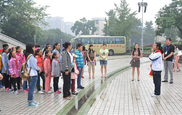 潇潇烟雨  浓浓深情——甘孜巴塘师生到棠外参观学习 