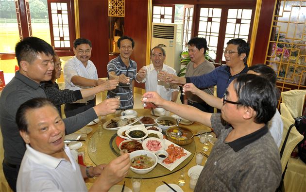 夕阳无限好，重阳共欢乐——记棠中外语学校重阳节敬老活动